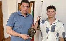 Шампион подари купа и медали на градоначалник